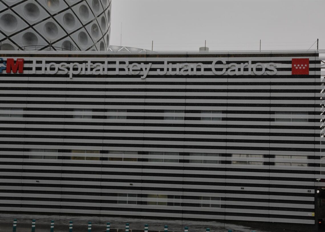 Archivo - Fachada y zonas exteriores del Hospital Rey Juan Carlos de la Comujnidad de Madrid. En Móstoles, Madrid, (España), a 11 de agosto de 2020.Jesús Hellín - Europa Press - Archivo