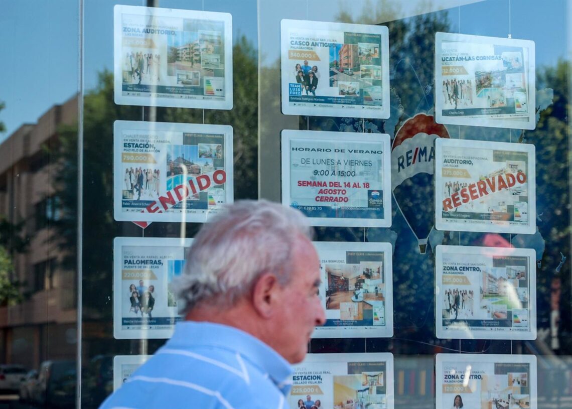 Archivo - Un hombre camina frente a un escaparate de anuncios de viviendas, en Madrid (España)Ricardo Rubio - Europa Press - Archivo