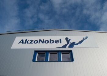 Archivo - FILED - 24 October 2017, Saxony-Anhalt, Bitterfeld-Wolfen: A general view of the logo of Dutch paint and coating maker Akzo Nobel NV on the facade of it's office. Photo: Klaus-Dietmar Gabbert/dpa-Zentralbild/dpaKlaus-Dietmar Gabbert/dpa-Zentra - Archivo