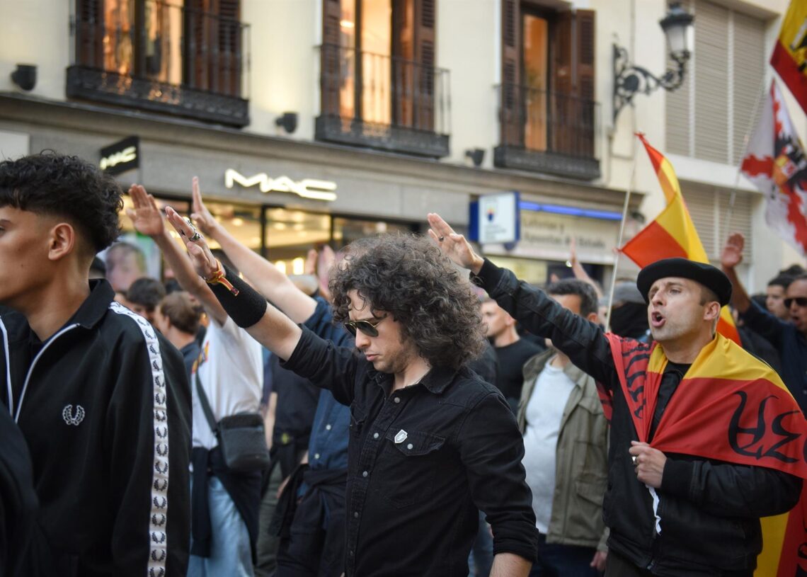 Archivo - Varias personas hacen el saludo fascista durante una manifestación con el lema “Remigración. Por unos barrios seguros”, a 23 de mayo de 2025, en Madrid (España). Fernando Sánchez - Europa Press - Archivo