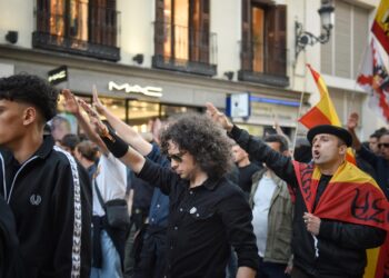 Archivo - Varias personas hacen el saludo fascista durante una manifestación con el lema “Remigración. Por unos barrios seguros”, a 23 de mayo de 2025, en Madrid (España). Fernando Sánchez - Europa Press - Archivo