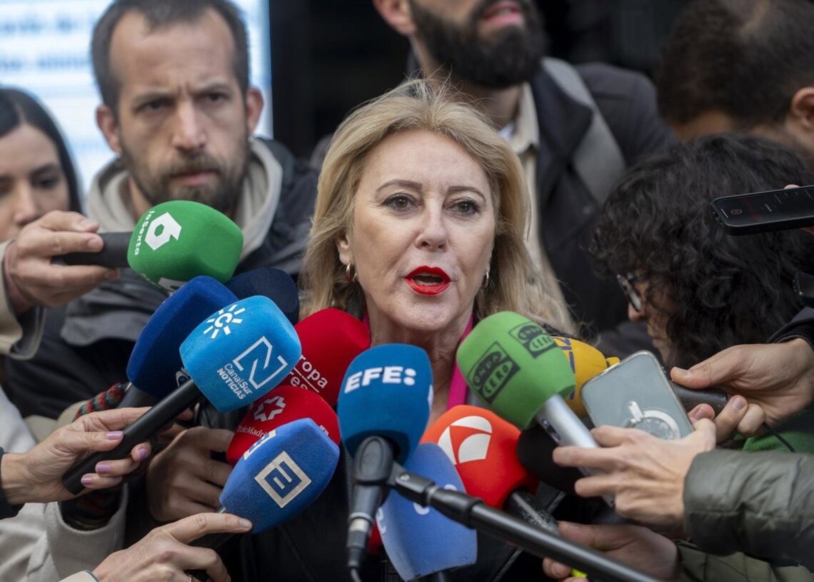 La consejera de Economía, Hacienda, Fondos Europeos y Diálogo Social, y portavoz del Gobierno de la Junta de Andalucía, Carolina España, atiende a los medios antes de asistir a la reunión del pleno del Consejo de Política Fiscal y Financiera (CPFF).Alberto Ortega - Europa Press