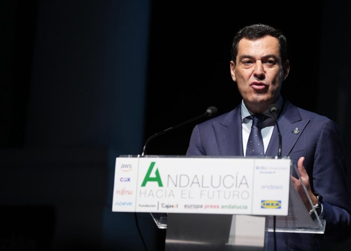 El presidente de la Junta de Andalucía, Juanma Moreno, interviene en la quinta edición de la jornada 'Andalucía hacia el futuro', organizada por Europa Press en colaboración con la Fundación Cajasol en Sevilla.MARÍA JOSÉ LÓPEZ/EUROPA PRESS
