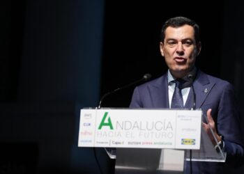 El presidente de la Junta de Andalucía, Juanma Moreno, interviene en la quinta edición de la jornada 'Andalucía hacia el futuro', organizada por Europa Press en colaboración con la Fundación Cajasol en Sevilla.MARÍA JOSÉ LÓPEZ/EUROPA PRESS