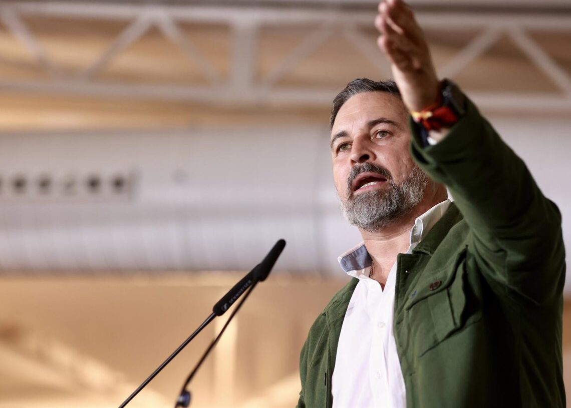 El presidente de VOX, Santiago Abascal, interviene durante un acto para presentar a los candidatos de VOX a las elecciones autonómicas en Extremadura, en el Hotel Las Lomas, a 17 de noviembre de 2025, en Mérida, Badajoz, Extremadura (España). Jorge Armestar - Europa Press