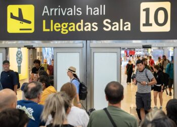 Archivo - Varias personas esperan en las llegadas de la T4 en el Aeropuerto Adolfo Suárez Madrid-Barajas, a 31 de agosto de 2025, en Madrid (España). Alejandro Martínez Vélez - Europa Press - Archivo