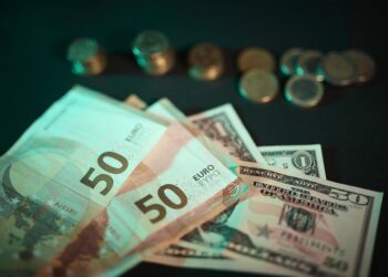 Archivo - Billetes y monedas, a 3 de septiembre de 2025, en Madrid (España). Jesús Hellín - Europa Press - Archivo