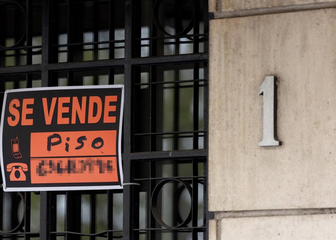 Archivo - Cartel de 'Se vende' en un portal de un edificio'.Eduardo Parra - Europa Press - Archivo