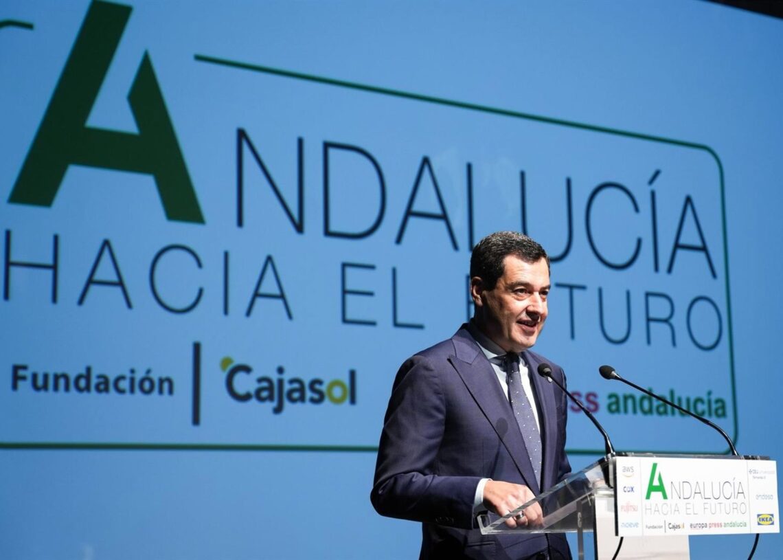 El presidente de la Junta de Andalucía, Juanma Moreno, interviene en la inauguración del foro 'Andalucía hacia el futuro' organizado por Europa Press en colaboración con la Fundación Cajasol en Sevilla.MARÍA JOSÉ LÓPEZ/EUROPA PRESS