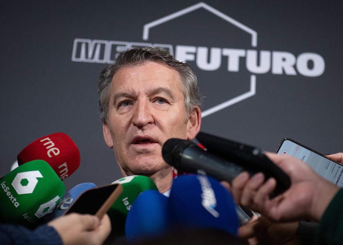 El presidente del Partido Popular, Alberto Núñez Feijóo, atiende a los medios durante el foro Metafuturo 2025, en el Ateneo de Madrid, a 18 de noviembre de 2025, en Madrid (España). Fernando Sánchez - Europa Press