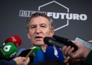 El presidente del Partido Popular, Alberto Núñez Feijóo, atiende a los medios durante el foro Metafuturo 2025, en el Ateneo de Madrid, a 18 de noviembre de 2025, en Madrid (España). Fernando Sánchez - Europa Press