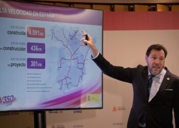 El ministro de Transportes y Movilidad Sostenible, Óscar Puente, durante un desayuno informativo de Europa Press, en el Hyatt Regency Hesperia Madrid, a 17 de noviembre de 2025, en Madrid (España).Fernando Sánchez - Europa Press