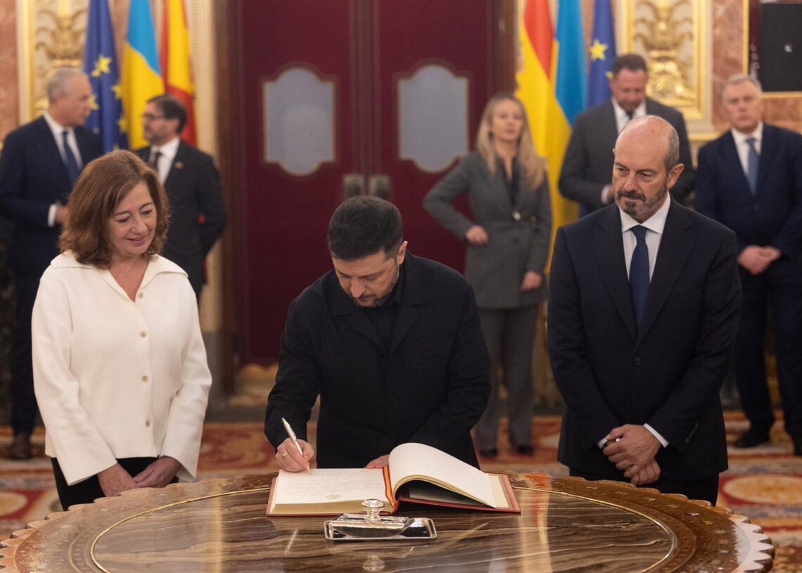El presidente de Ucrania, Volodimir Zelenski (c), firma el libro de Honor del Congreso, junto a la presidenta del Congreso, Francina Armengol, y con el presidente del Senado, Pedro Rollán (d), en el Congreso Eduardo Parra - Europa Press