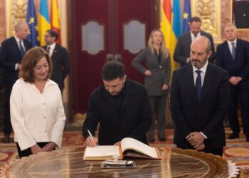 El presidente de Ucrania, Volodimir Zelenski (c), firma el libro de Honor del Congreso, junto a la presidenta del Congreso, Francina Armengol, y con el presidente del Senado, Pedro Rollán (d), en el Congreso Eduardo Parra - Europa Press