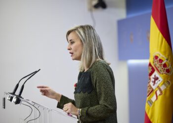 La diputada del grupo parlamentario de Sumar, Verónica Martínez Barbero, ofrece una rueda de prensa en el Congreso de los Diputados, a 21 de octubre de 2025, en Madrid (España).Jesús Hellín - Europa Press