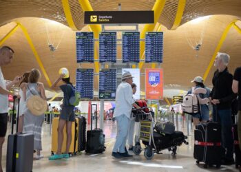 Archivo - Pasajeros con maletas visualizan las pantallas, en el Aeropuerto Adolfo Suárez Madrid-Barajas, a 14 de agosto de 2025, en Madrid (España). Alejandro Martínez Vélez - Europa Press - Archivo