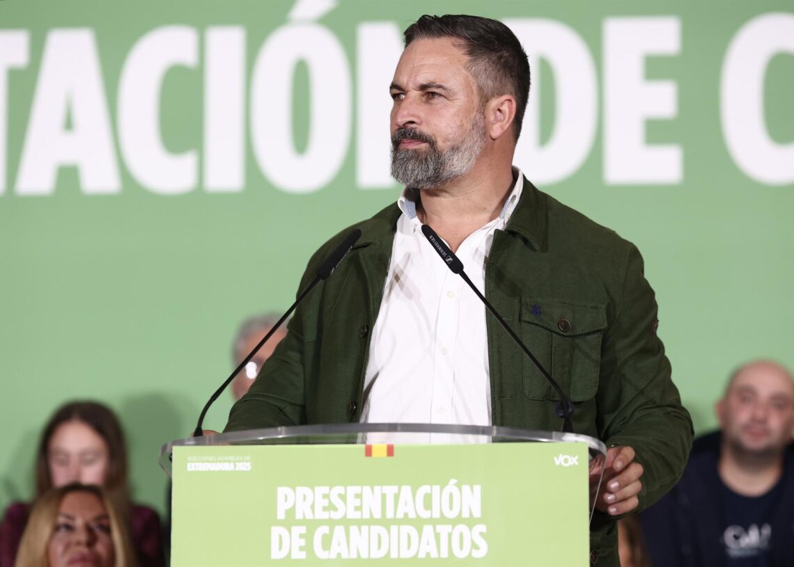 El presidente de VOX, Santiago Abascal, interviene durante un acto para presentar a los candidatos de VOX a las elecciones autonómicas en Extremadura, en el Hotel Las Lomas, a 17 de noviembre de 2025, en Mérida, Badajoz, Extremadura (España).Jorge Armestar - Europa Press
