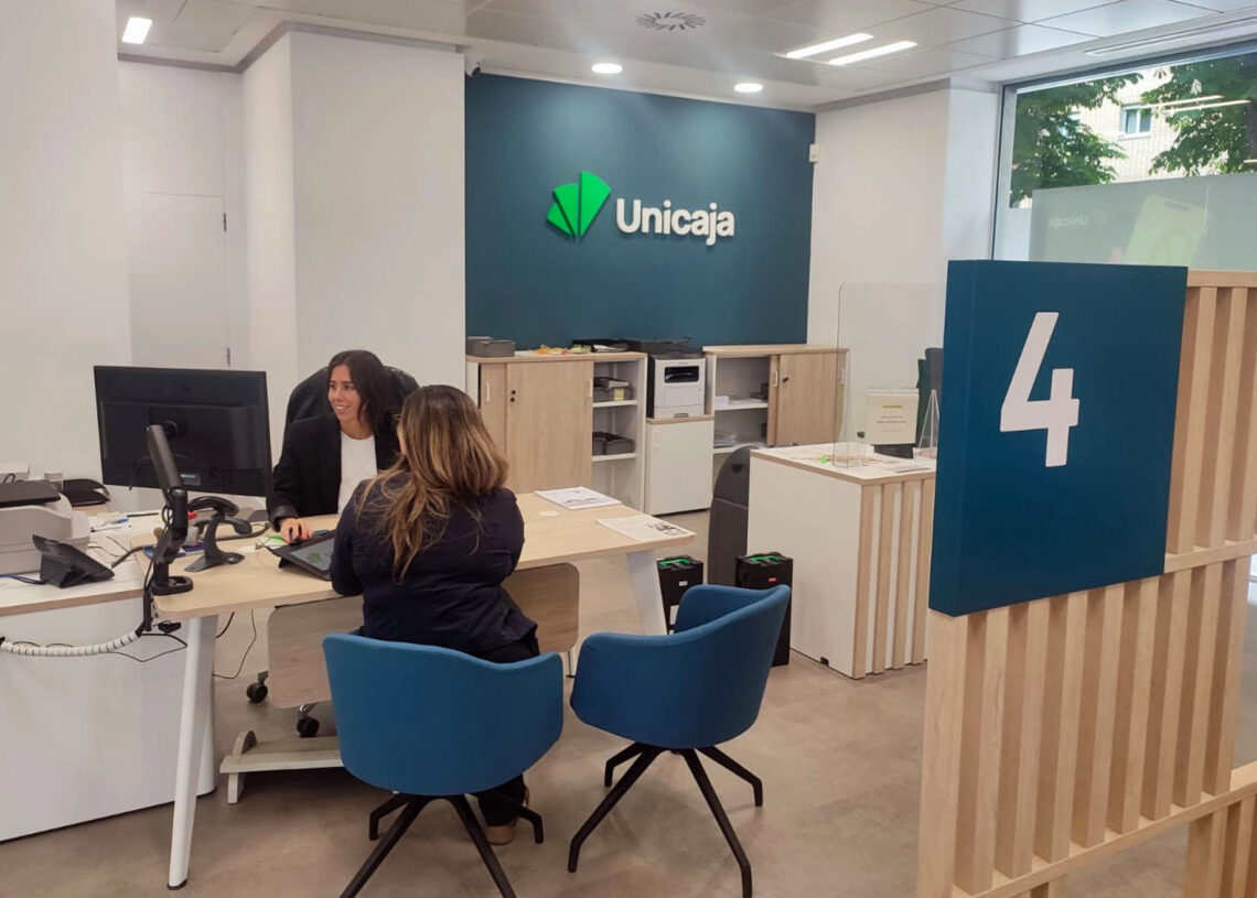 Interior de una oficina de Unicaja.UNICAJA