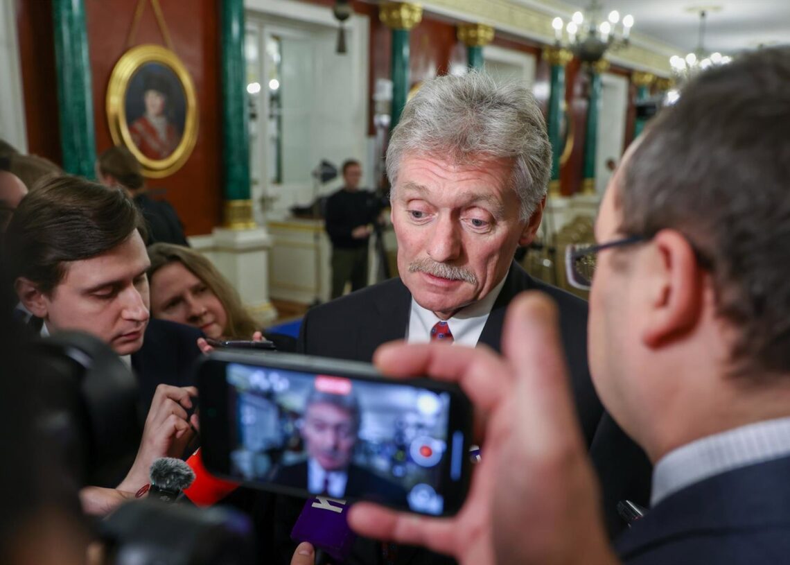 Dimitri Peskov, portavoz del Kremlin, atendiendo a los medios.Europa Press/Contacto/Artyom Geodakyan