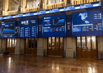 Archivo - Paneles digitales en el Palacio de la Bolsa de Madrid, a 30 de septiembre de 2025, en Madrid (España).  Eduardo Parra - Europa Press - Archivo