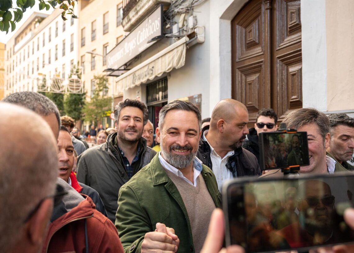 El presidente de Vox, Santiago Abascal (c), durante una visita a la Plaza de los Reyes Católicos, a 17 de noviembre de 2025, en Badajoz, Extremadura (España).Andrés Rodríguez - Europa Press