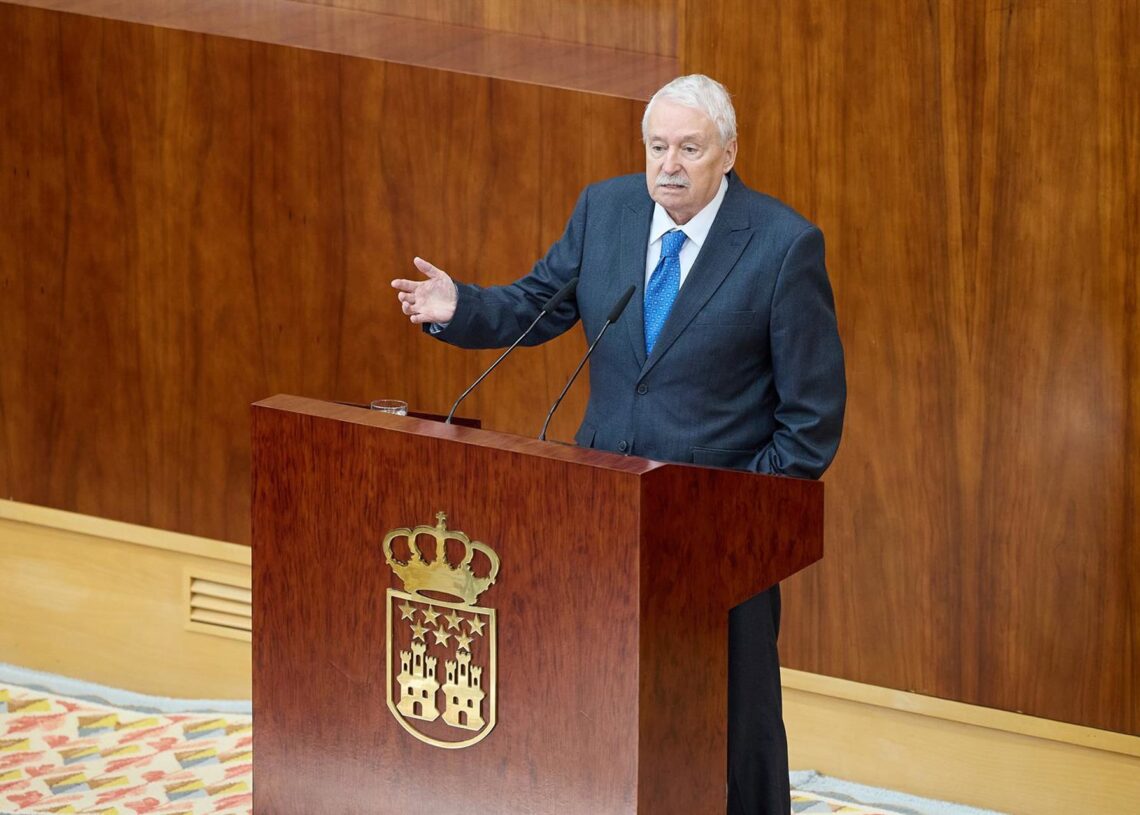 Archivo - El expresidente de la Comunidad de Madrid Joaquín Leguina interviene durante un pleno extraordinario en la Asamblea de Madrid, a 1 de diciembre de 2023, en Madrid (España).Jesús Hellín - Europa Press - Archivo