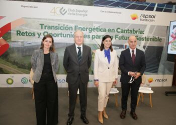 La coordinadora de la Secretaría Técnica del Club Español de la Energía,  Ana Padilla; el consejero de Industria, Eduardo Arasti; la alcaldesa de Santander, Gema Igual; y el director de Operaciones de Repsol, Enrique PedrosaGOBIERNO