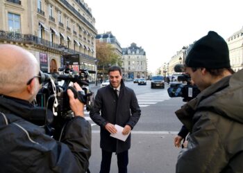 El Lehendakari, Imanol Pradales, antes de realizar declaraciones en PARÍSIREKIA