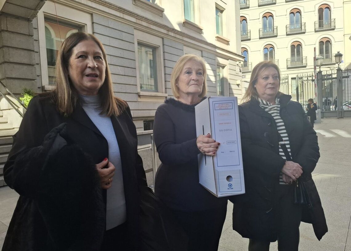 Purificación, Francisca y Dolores García Caparrós, en el Congreso, con la documentación sobre el asesinato de su hermano.EUROPA PRESS