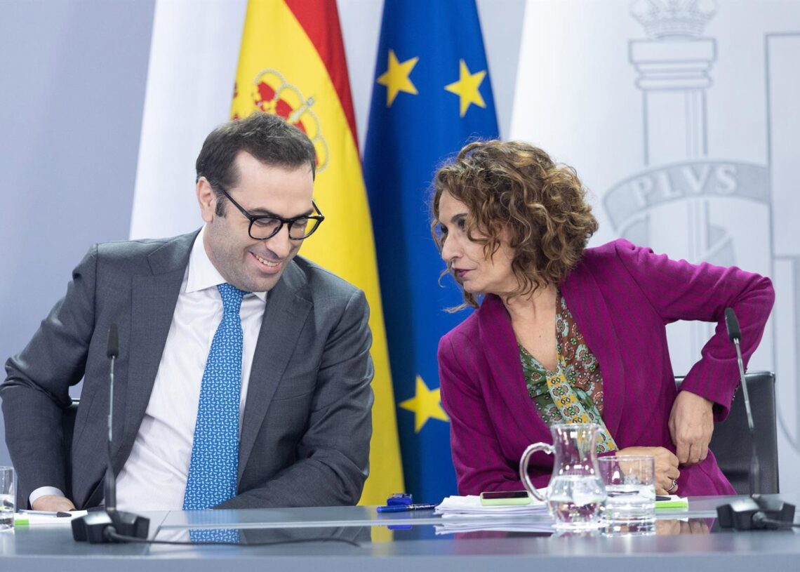 La vicepresidenta primera y ministra de Hacienda, María Jesús Montero, y el ministro de Economía, Comercio y Empresa, Carlos Cuerpo, durante la rueda de prensa posterior al Consejo de MinistrosEduardo Parra - Europa Press
