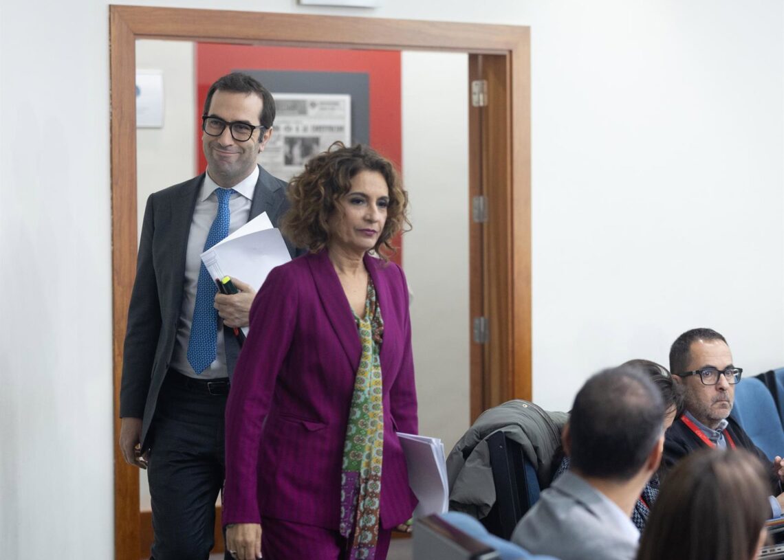La vicepresidenta primera y ministra de Hacienda, María Jessu Montero, y el ministro de Economía, Comercio y Empresa, Carlos Cuerpo a su llegada a la rueda de prensa tras la reunión del Consejo de Ministros, en el Palacio de La Moncloa, a 18 de noviembreEduardo Parra - Europa Press