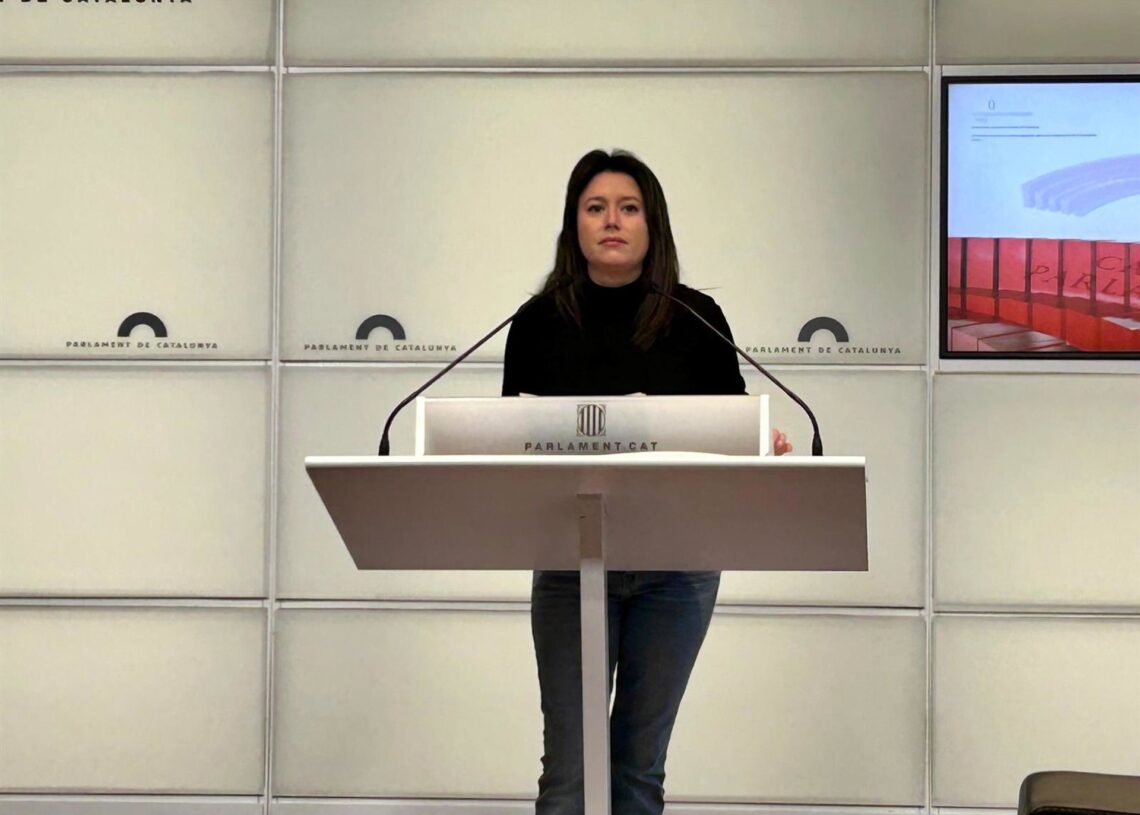 La diputada de la CUP en el Parlament Laure Vega en una rueda de prensaEUROPA PRESS