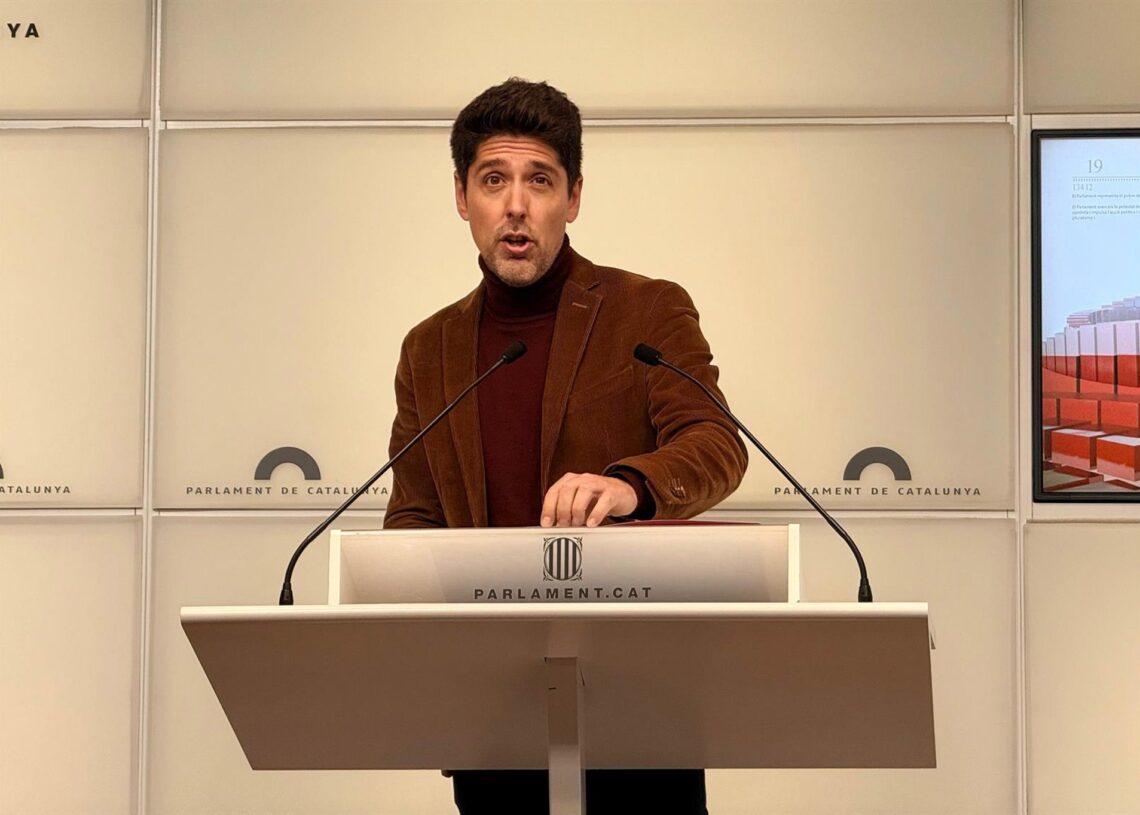 El portavoz de los Comuns en el Parlament, David Cid, en rueda de prensa.EUROPA PRESS