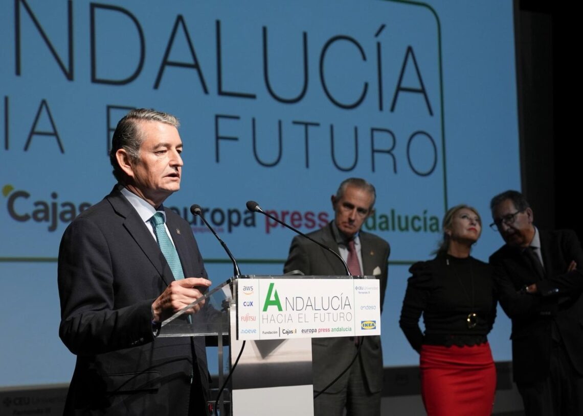 El consejero de Sanidad, Presidencia y Emergencias de la Junta, Antonio Sanz, clausura el foro 'Andalucía hacia el futuro', de Europa Press, tras recoger el premio concedido a la EMA.MARÍA JOSÉ LÓPEZ-EUROPA PRESS