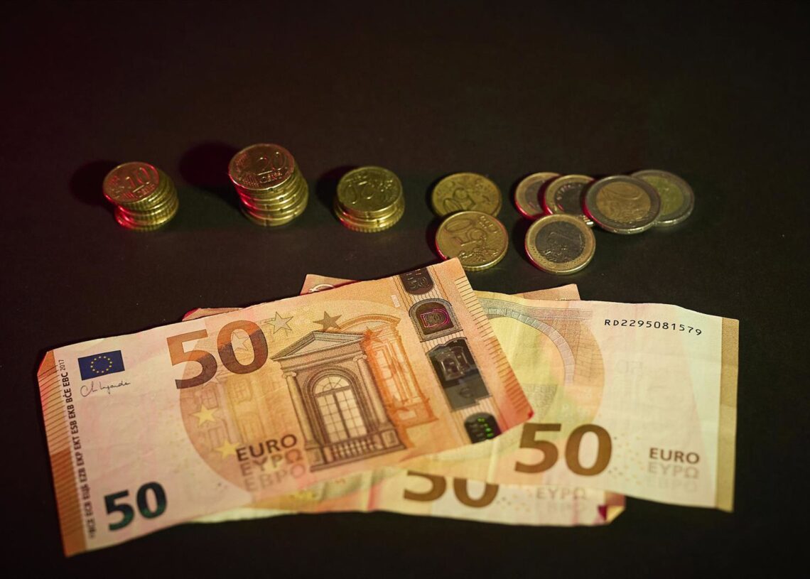 Archivo - Billetes y monedas, a 3 de septiembre de 2025, en Madrid (España).Jesús Hellín - Europa Press - Archivo