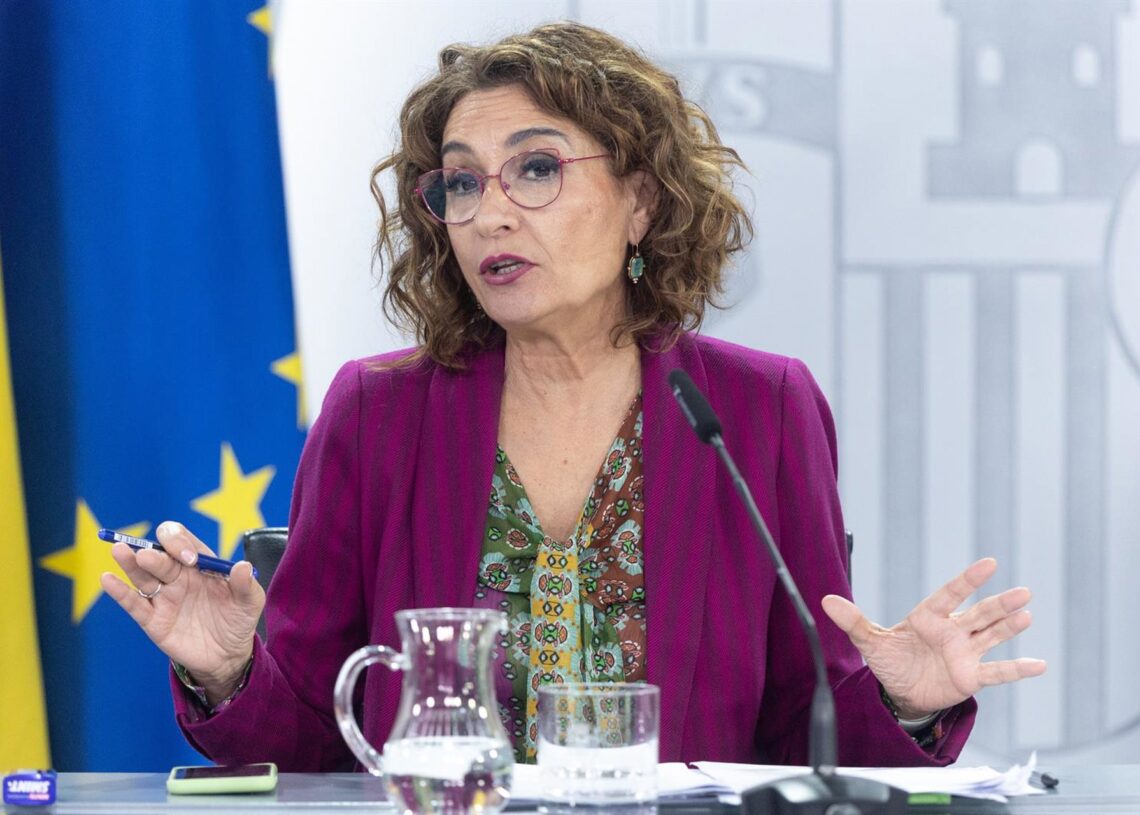 La vicepresidenta primera y ministra de Hacienda, María Jesús Montero, durante una rueda de prensa tras la reunión del Consejo de Ministros, en el Palacio de La Moncloa, a 18 de noviembre de 2025, en Madrid (España). El Gobierno ha revisado hoy al alza suEduardo Parra - Europa Press