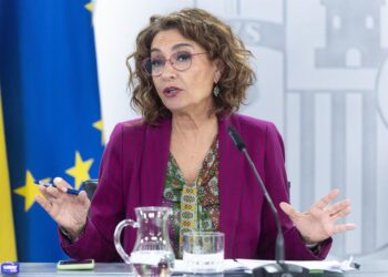 La vicepresidenta primera y ministra de Hacienda, María Jesús Montero, durante una rueda de prensa tras la reunión del Consejo de Ministros, en el Palacio de La Moncloa, a 18 de noviembre de 2025, en Madrid (España). El Gobierno ha revisado hoy al alza suEduardo Parra - Europa Press