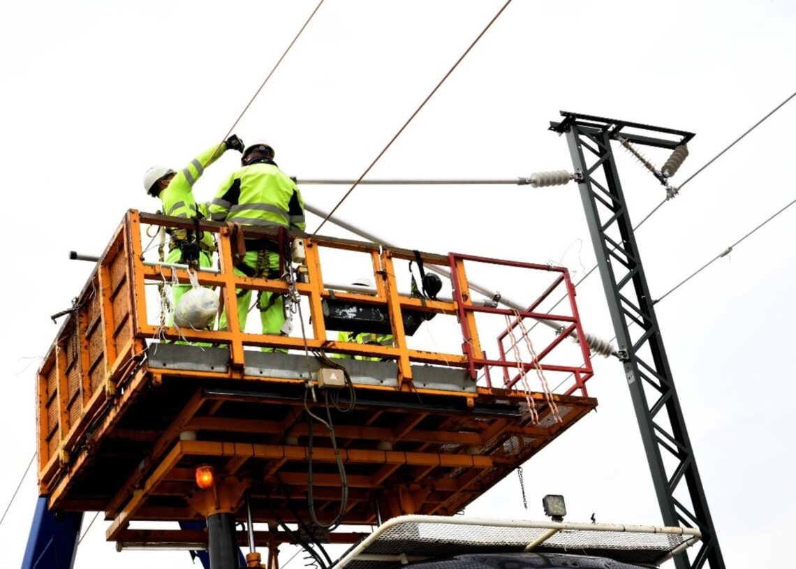 Trabajadores instalando catenaria en el tramo Plasencia-CáceresMINISTERIO DE TRANSPORTES