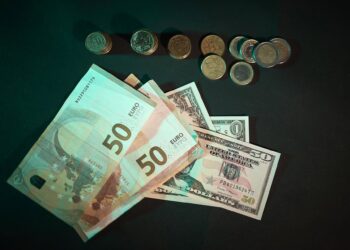 Archivo - Billetes y monedas, a 3 de septiembre de 2025, en Madrid (España).Jesús Hellín - Europa Press - Archivo