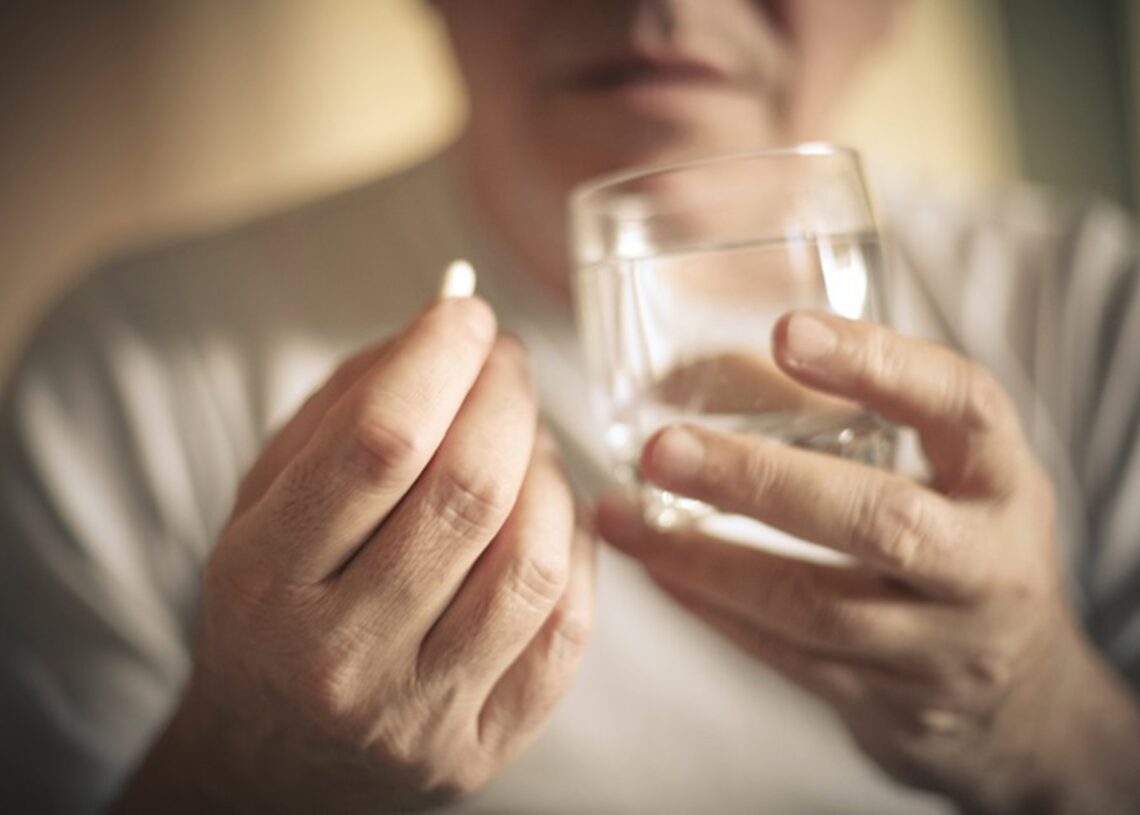 Archivo - Imagen de recurso de una persona tomando un anticoagulanteMLADEN ZIVKOVIC/ ISTOK - Archivo
