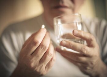 Archivo - Imagen de recurso de una persona tomando un anticoagulanteMLADEN ZIVKOVIC/ ISTOK - Archivo