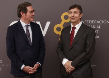 El presidente de CEOE, Antonio Garamendi (i), junto al presidente de la Confederación Empresarial de la Comunidad Valenciana (CEV), Vicente Lafuente (d)Rober Solsona - Europa Press