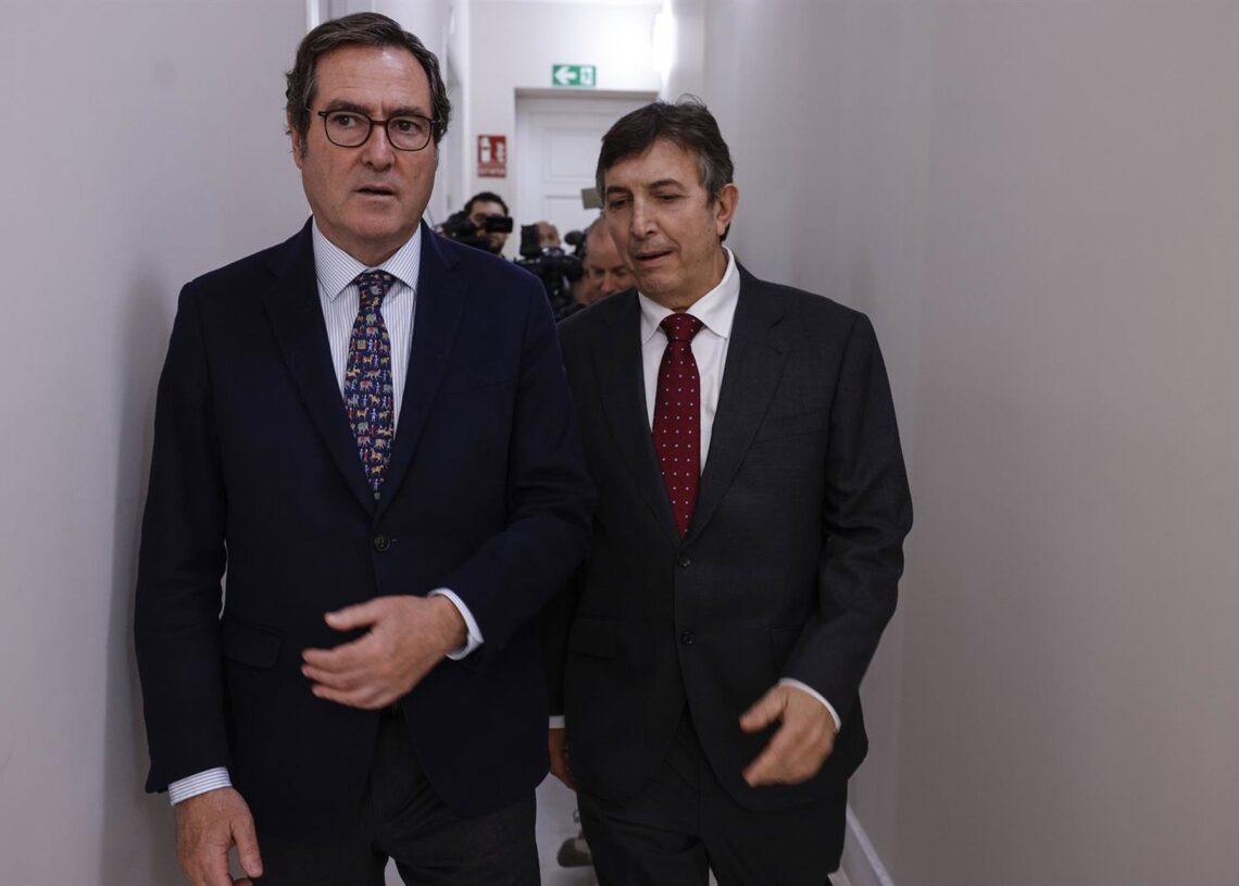 El presidente de CEOE, Antonio Garamendi (i), junto al presidente de la Confederación Empresarial de la Comunidad Valenciana (CEV), Vicente Lafuente (d), participan en la reunión de la Junta Directiva de la CEV, a 18 de noviembre de 2025, en VañènciaRober Solsona - Europa Press