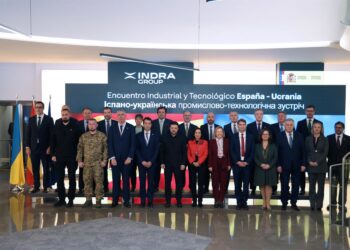 Archivo - El presidente de Ucrania, Volodímir Zelenski (centro), junto a la ministra de Defensa, Margarita Robles, en la sede de Indra en el marco del encuentro con 13 empresas del sector de la defensa española, a 18 de noviembre de 2025, en Madrid (EspañINDRA - Archivo
