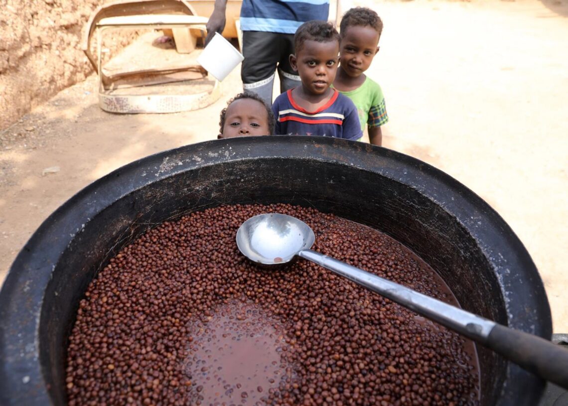 Archivo - Niños reciben comida de una cocina comunitaria en Omdurmán, Sudán (archivo)Europa Press/Contacto/M OhamedKhidir - Archivo