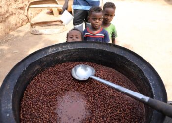 Archivo - Niños reciben comida de una cocina comunitaria en Omdurmán, Sudán (archivo)Europa Press/Contacto/M OhamedKhidir - Archivo