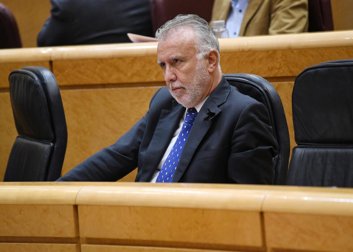 Archivo - El ministro de Política Territorial y Memoria Democrática, Ángel Víctor Torres, durante una sesión de control al Gobierno, en el Senado, a 7 de octubre de 2025, en Madrid (España).Fernando Sánchez - Europa Press - Archivo