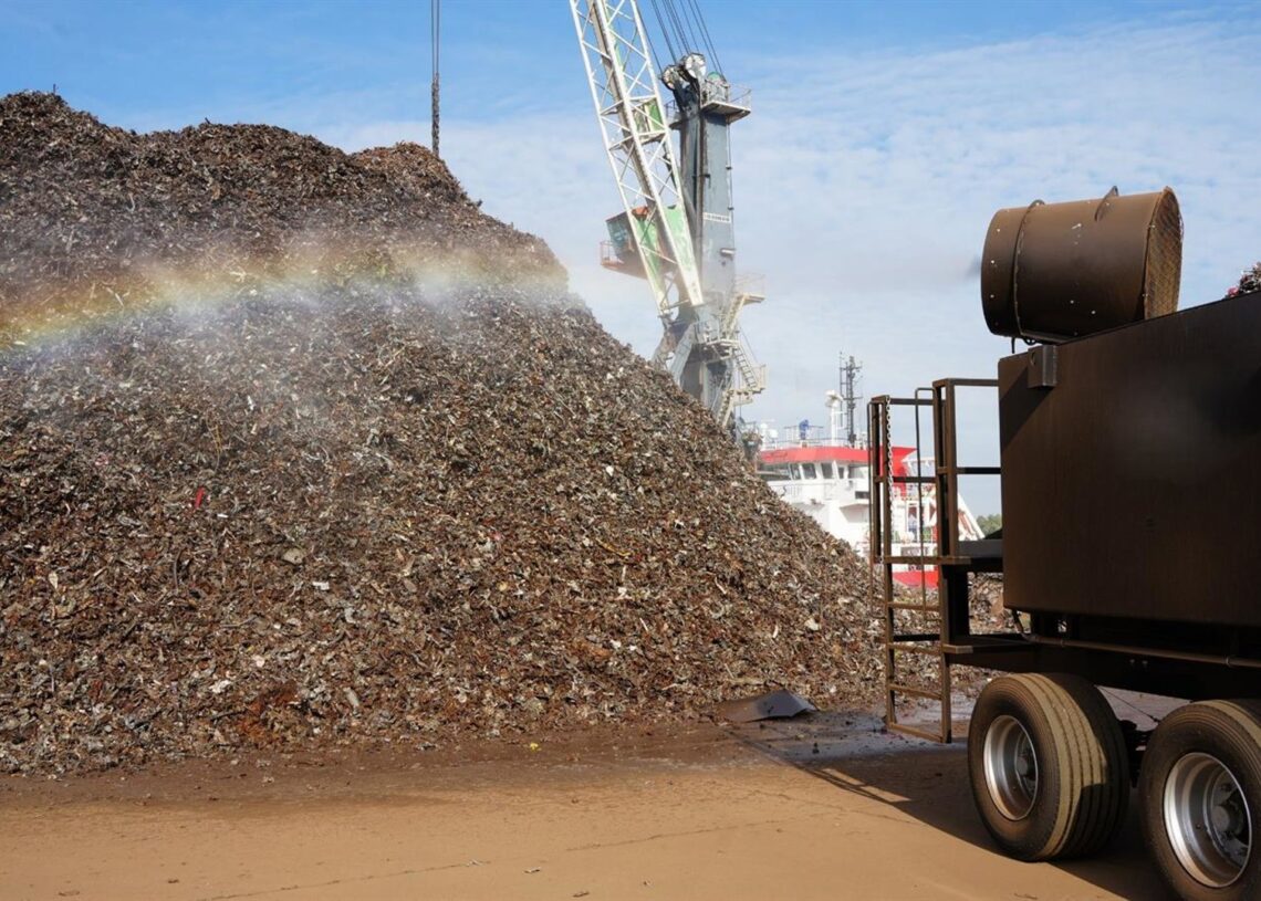 Archivo - Nebulizadores en el Puerto de Sevilla junto a chatarra con destino final las plantas siderúrgicas del entornoAPS - Archivo
