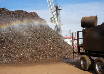 Archivo - Nebulizadores en el Puerto de Sevilla junto a chatarra con destino final las plantas siderúrgicas del entornoAPS - Archivo