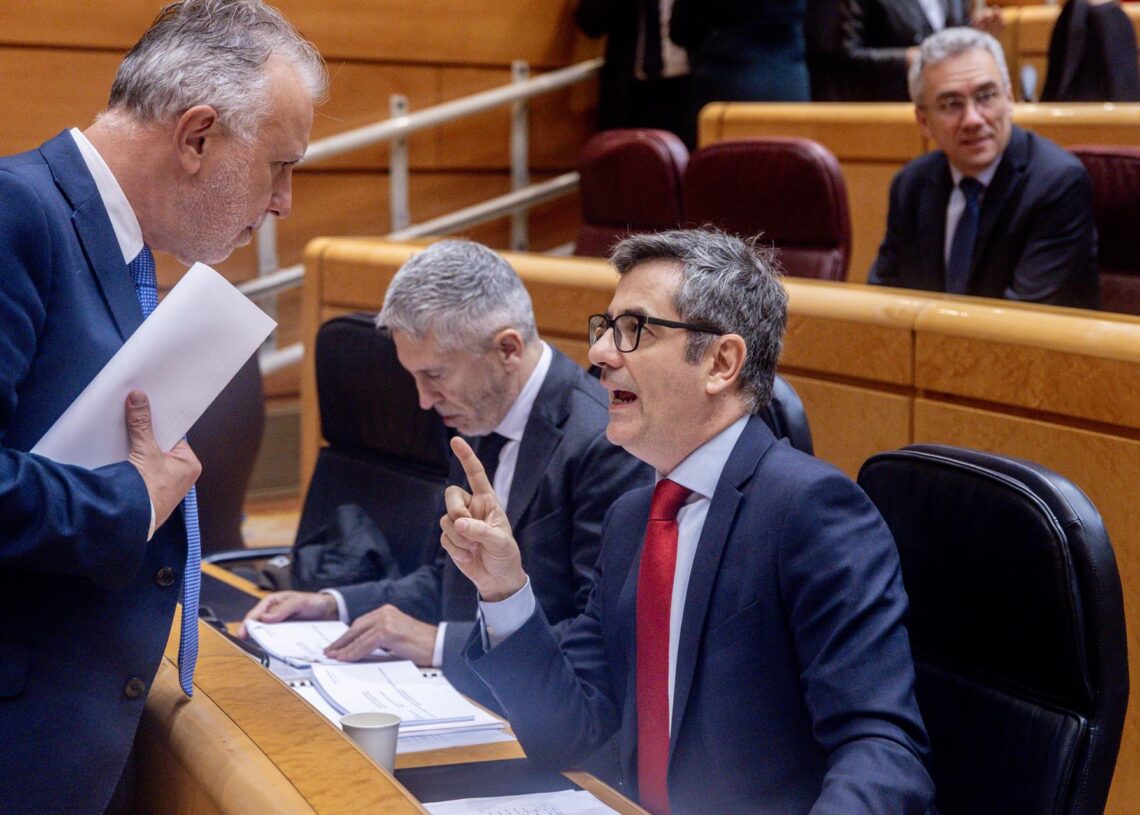 El ministro de Política Territorial y Memoria Democrática, Ángel Víctor Torres (i), conversa con el ministro de Presidencia, Justicia y Relaciones con las Cortes, Félix Bolaños (d), a su llegada a una sesión de control al Gobierno, en el Senado.Ricardo Rubio - Europa Press